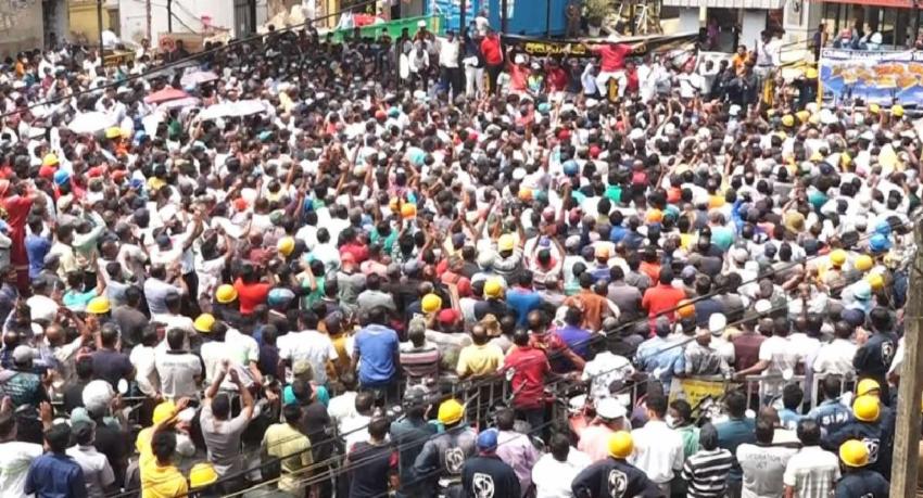 புதிய வரிக் கொள்கைக்கு எதிராக துறைமுக ஊழியர்கள் எதிர்ப்பு ஆர்ப்பாட்டம்